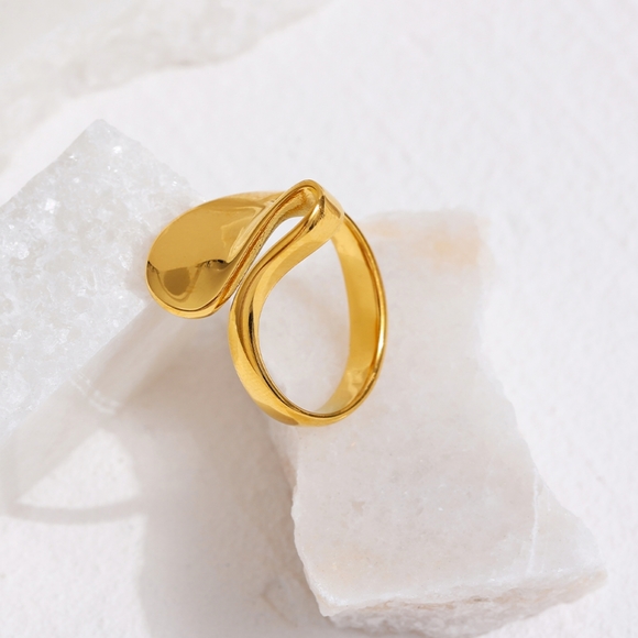 Minimalist Irregular Golden Finger Ring - Picture 2 of 8